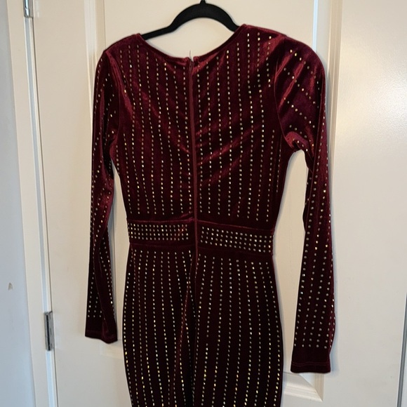 Windsor maroon velvet dress with sequins. - Picture 11 of 11